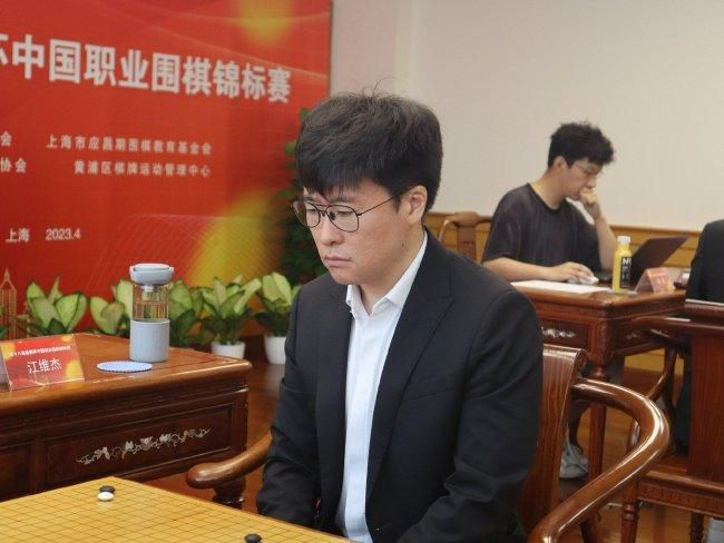 他掀开裙子舌头伸进